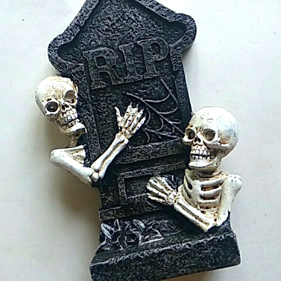 Halloween Decor tombstone with skeletons NWT NEW - Picture 1 of 3